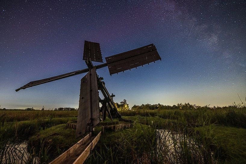 Tjasker met melkweg en noorderlicht van Tara Kiers