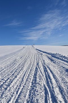 Une piste de motoneige dans un champ sur Claude Laprise