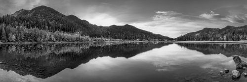 Spitzingsee panorama bij zonsopgang in zwart-wit