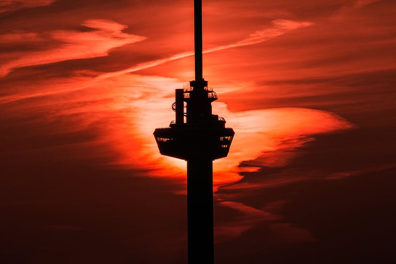 Sonnenuntergang hinter dem Euromast von Dennis Vervoorn