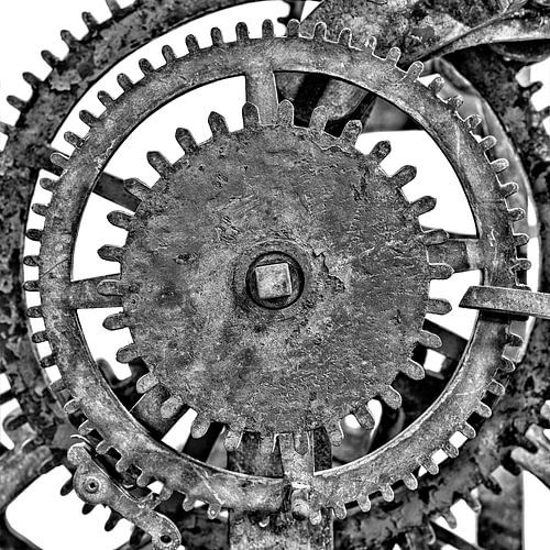 De tandwielen van de oude kerkklok