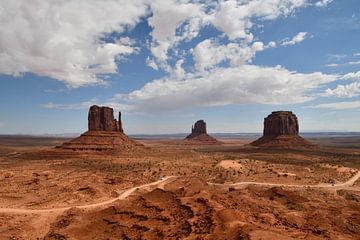 In Monument Valley, zicht op de mittens van Bernard van Zwol