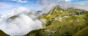 Höfatsblick station op de Nebelhorn in de Allgäu van Walter G. Allgöwer