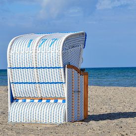 Chaise de plage sur la côte de la mer Baltique sur LuCreator