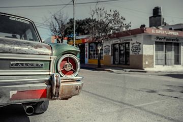 Oude Ford Falcon in het noorden van Argentinië. van Ron van der Stappen