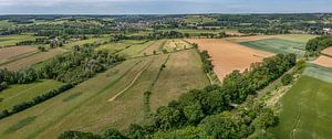 Luchtpanorama  van het Zuid-Limburgse landschap bij Cartils van John Kreukniet