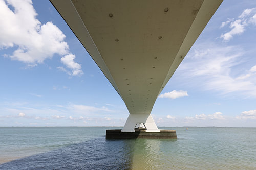 De Zeelandbrug is een verkeersbrug over de Oosterschelde