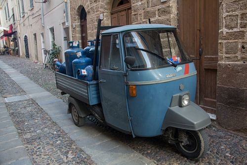 Driewieler gevuld met gasflessen