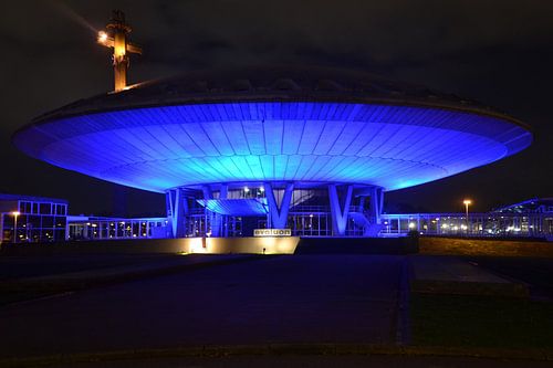 het Evoluon in Eindhoven in het donker 