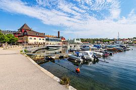 Blick auf die Stadt Strömstad mit Hafen und Booten in Schweden
