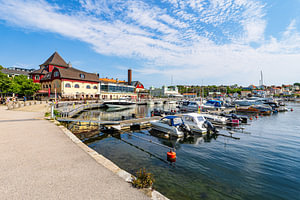 Blick auf die Stadt Strömstad mit Hafen und Booten in Schweden