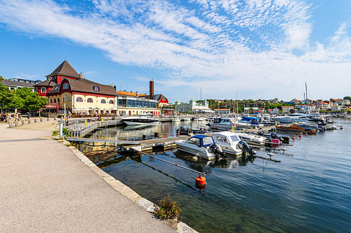 Blick auf die Stadt Strömstad mit Hafen und Booten in Schweden