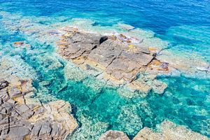 Rotsen, kust Sardinië van Bernardine de Laat