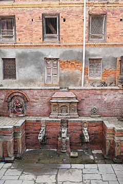 Heiliger Brunnen und alte Fassade in Panauti von Frank Photos