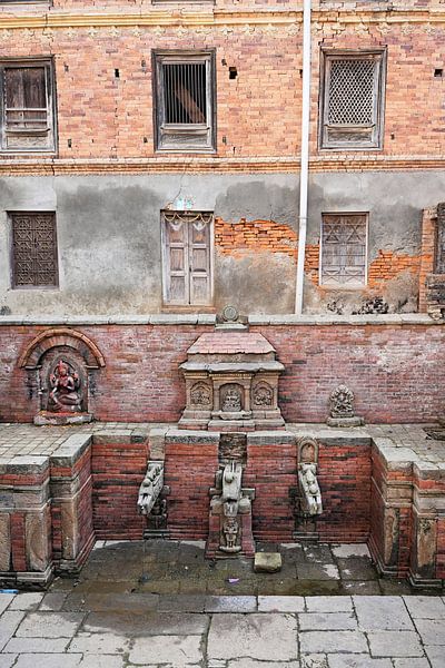 Fontaine sacrée et façade ancienne à Panauti par Frank Photos