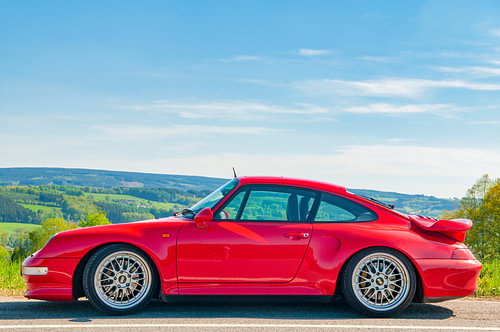 Porsche 911 Turbo in een landelijk landschap