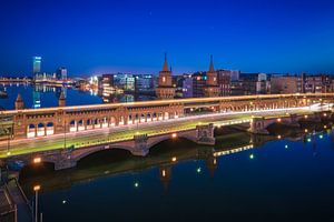 Pont Oberbaum de Berlin à l'heure bleue avec réflexion