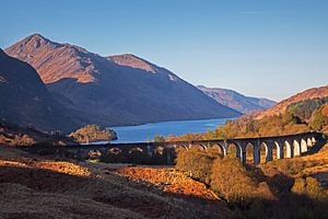 Glenfinnan-Viadukt mit Loch Shiel, Lochaber, Schottland, Vereinigtes Königreich