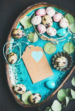 SF 12318919 Bunte Wachteleier, getrocknete Blumen und Blätter für die Osterfeiertage von BeeldigBeeld Food & Lifestyle