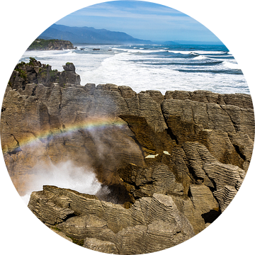 Pancake Rocks blowhole met regenboog, Punakaiki, Nieuw-Zeeland van Paul van Putten