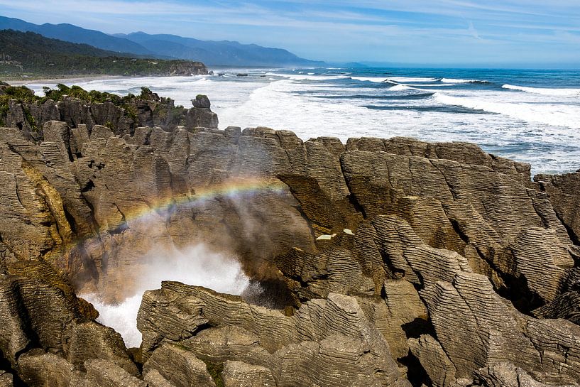 Pancake Rocks Blasloch mit Regenbogen, Punakaiki, Neuseeland von Paul van Putten