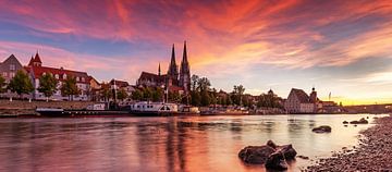Regensburg - Oude stad skyline panorama bij zonsondergang