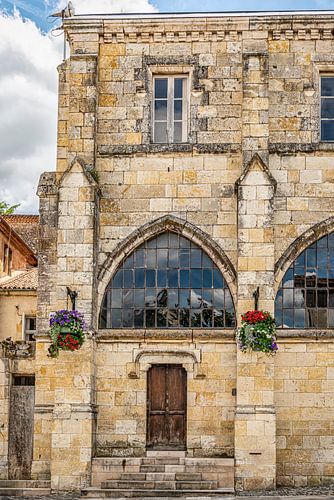 Entree geflankeerd door bloeiende bloemen, Condom.