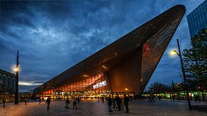 Treinstation van Rotterdam in het blauwe uurtje van Bart Ros