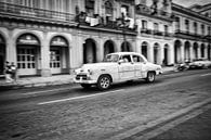 Classic car rijdt door de straten van Havana in Cuba. Wout Kok One2expose van Wout Kok thumbnail