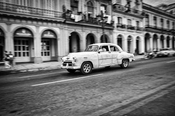 Classic car rijdt door de straten van Havana in Cuba. Wout Kok One2expose