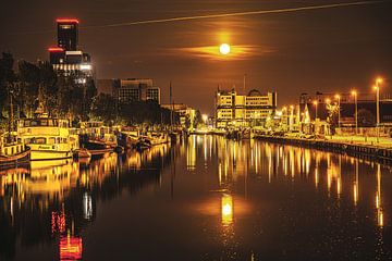 Volle maan gespiegeld boven de stilstaande Leeuwarder trekvaart van Harrie Muis