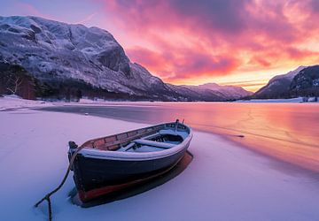 Winteridylle, boot in de fjord van fernlichtsicht