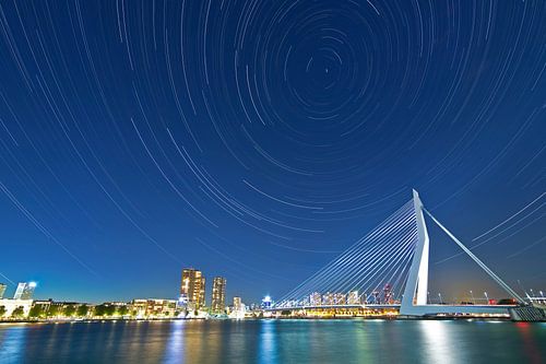 Lignes d'étoile au-dessus de Rotterdam avec le pont Erasmus. sur Anton de Zeeuw