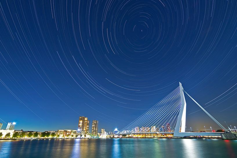 Sterstrepen boven Rotterdam met o.a de Erasmusbrug. van Anton de Zeeuw