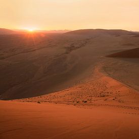 Sonnenaufgang Düne 45, Namibia von Kelly Baetsen