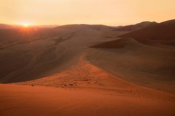Zonsopkomst Dune 45, Namibië van Kelly Baetsen