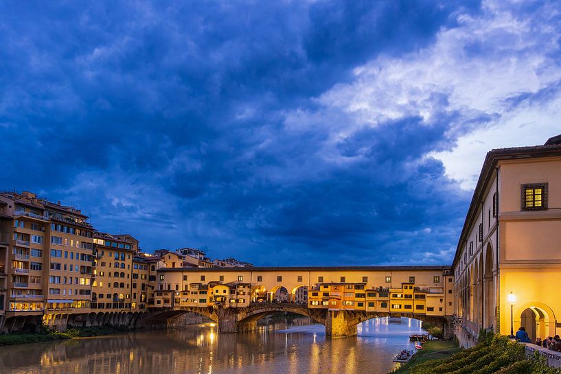 Vue sur le pont Ponte Vecchio à Florence, Italie par Rico Ködder