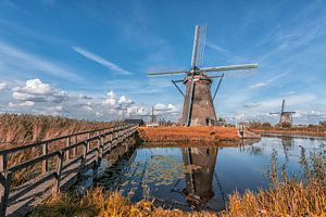 Windmolens in oranje en blauw landschap van Leon Brouwer