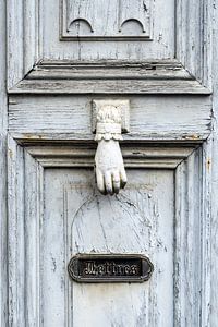 Alte Holzhaustür in einem französischen Dorf
