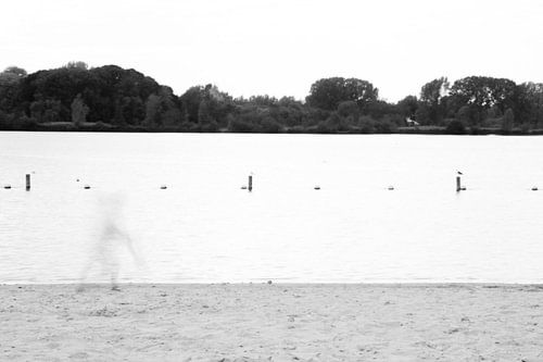 Wie loopt daar op het strand?