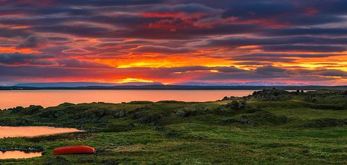 Zonsondergang meer van Myvatn, IJsland