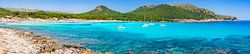 Panoramablick auf den Strand von Cala Angulla, eine wunderschöne Küste auf Mallorca
