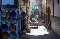 Nostalgisch straatje in de medina van Essaouira van Peter de Kievith Fotografie thumbnail
