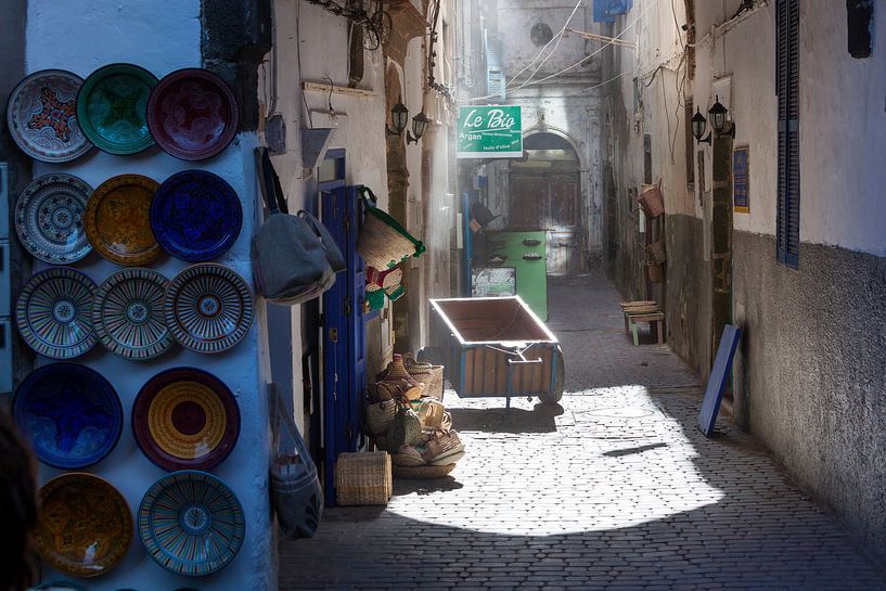 Nostalgisch straatje in de medina van Essaouira van Peter de Kievith Fotografie
