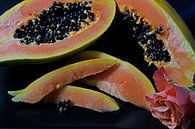 in Scheiben geschnittene Papaya-Frucht mit schwarzen Kernen von Babetts Bildergalerie Miniaturansicht