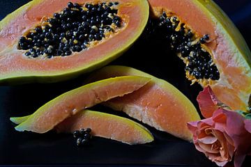 in Scheiben geschnittene Papaya-Frucht mit schwarzen Kernen