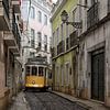 Historische tram in een steegje in Lissabon van Rolf Schnepp