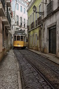 Historische tram in een steegje in Lissabon