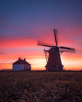 Windrad in den Niederlanden bei einem farbenprächtigen Sonnenuntergang von Ewold Kooistra