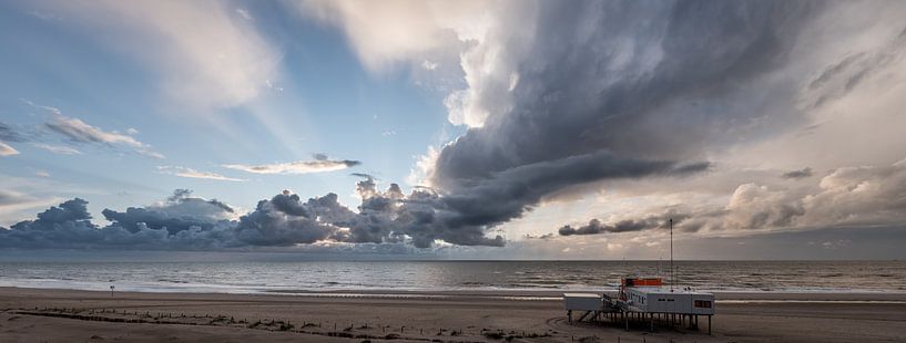 Storm op het strand 02 van Arjen Schippers